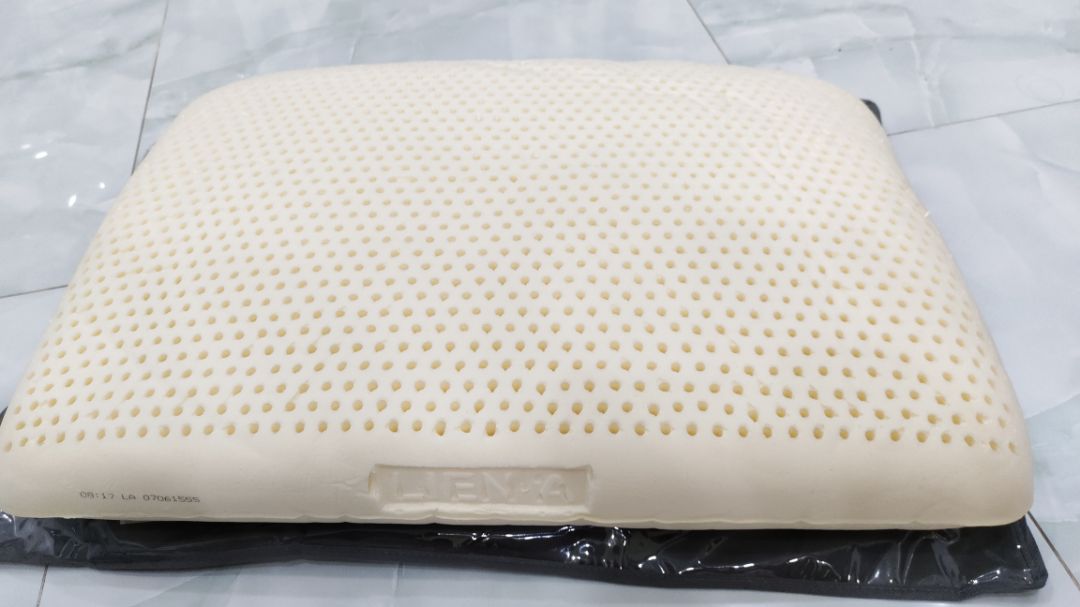 Hàng chất lượng, k bị mùi cao su, êm ái. Gối hơi dày, nên nằm bị cao đầu.