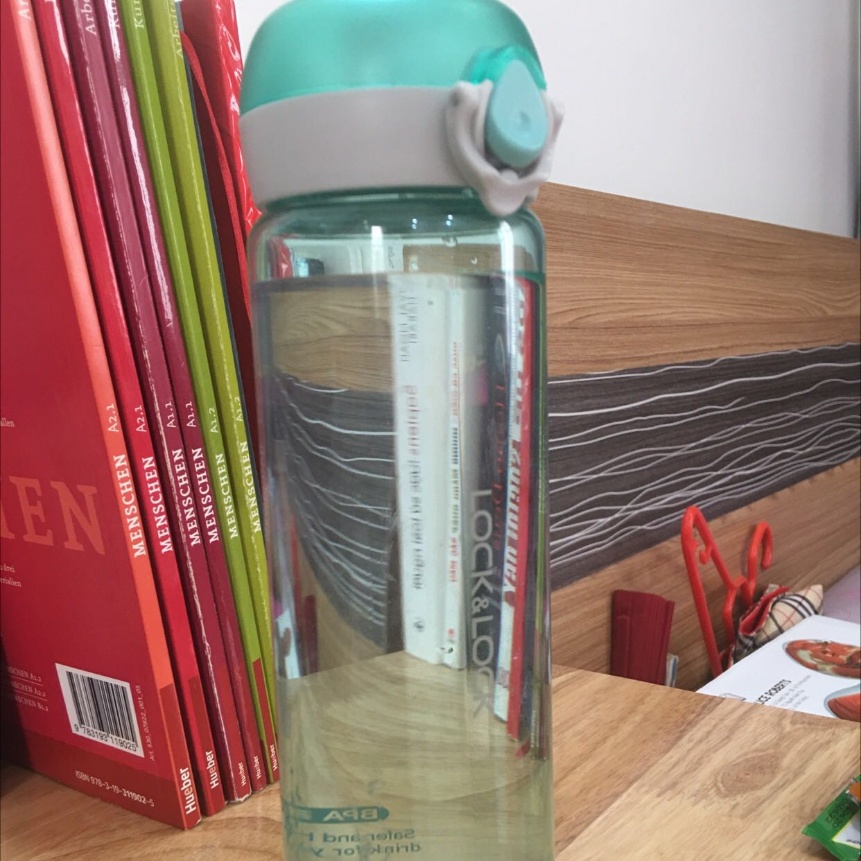 Mình hài lòng với chất lượng sản phẩm so với số tiền bỏ nha. Thân chai mỏng nhẹ so với khối lượng nắp chai nên dễ đổ nếu không có nước bên trong.