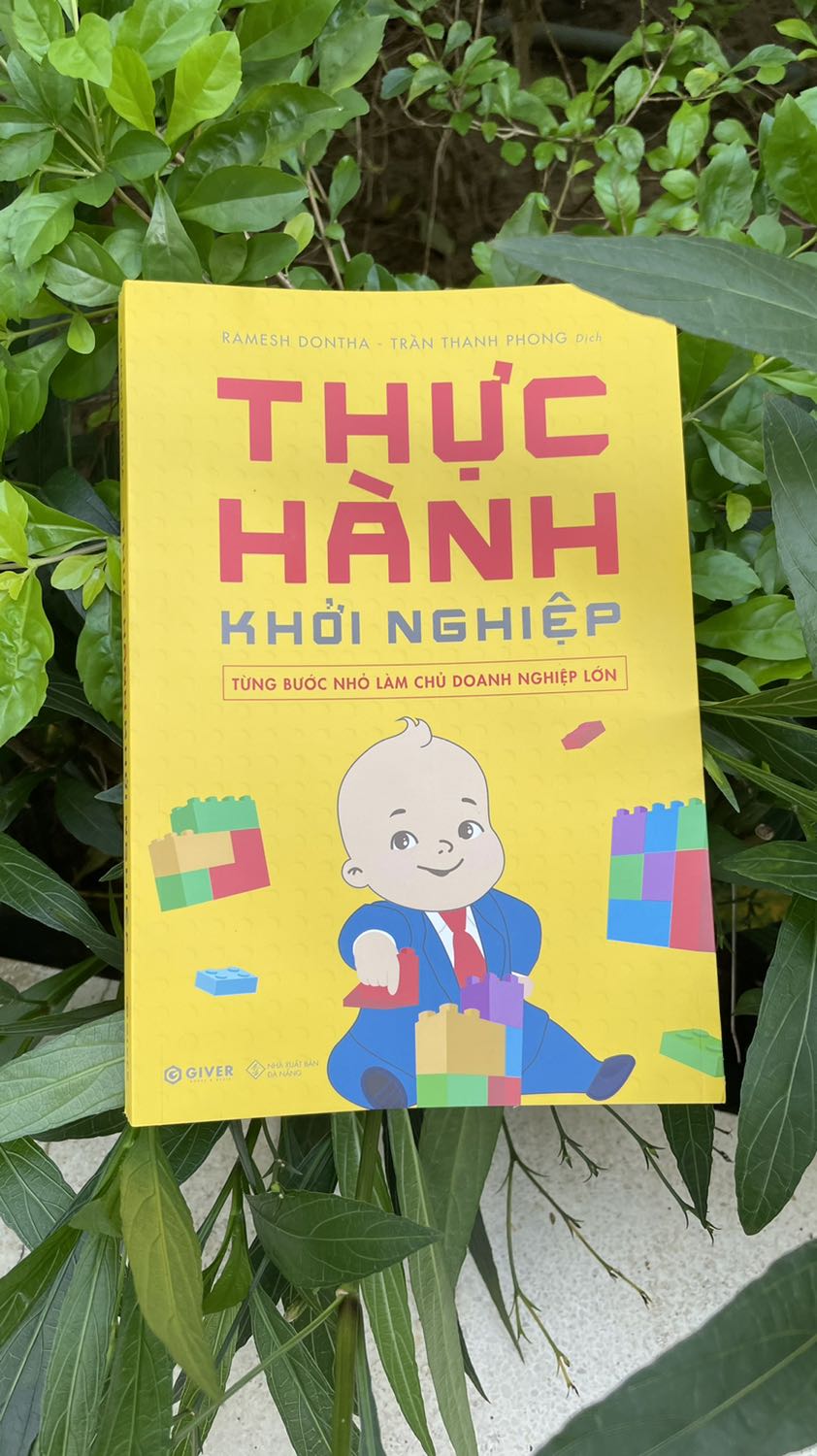 Chất lượng tốt. Sách dày dặn, bọc màng co kỹ nên sạch sẽ, bìa dễ thương, màu vàng cho nhiều năng lượng tươi, tích cực. Điểm đặc biệt là cho dù đây là sách dịch nhưng dịch giả có bổ sung phần hướng dẫn đăng ký kinh doanh ở Việt Nam, hướng dẫn về phương pháp tính thuế đơn giản cho người mới bắt đầu kinh doanh. Đây là 2 nỗi lo lắng và cũng là trở ngại cho người muốn tự khởi nghiệp kinh doanh. Nội dung sách phù hợp cho người muốn bắt đầu khởi nghiệp, lộ trình rõ ràng từng bước, dễ làm và dễ tự kiểm tra. Có thể kết bạn với dịch giả Trần Thanh Phong để được chia sẻ thêm về kinh nghiệm kinh doanh, đây là điều đặc biệt nhất của tác giả, dịch giả này mà hiếm có ai làm được. Cảm ơn anh rất nhiều.