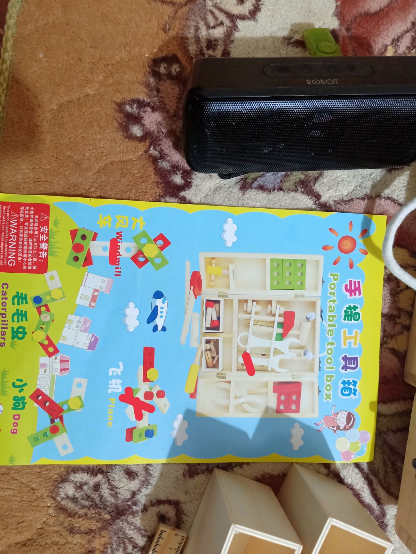 sáng nhận hàng ship nhanh, giờ có time mở ra chơi cùng con thì phát hiện thiếu phụ kiện bên trong. nên ko thể ghép hình máy bay, con sâu, chong ***ng hay con *** như hình vẽ . làm mẹ cũng ko biết chơi gì cùng con nên rất buồn