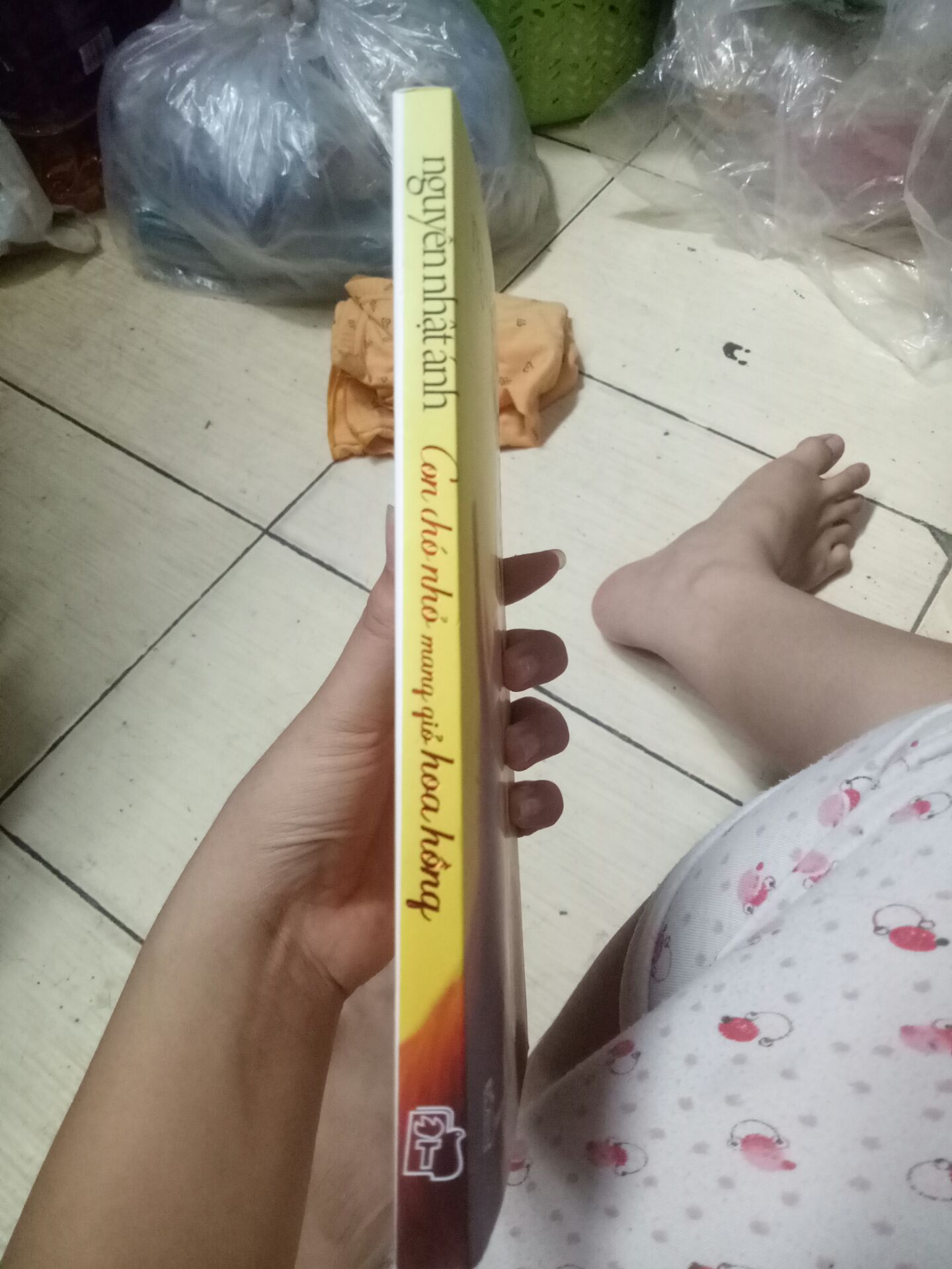 Giao nhanh đặt hôm qua hôm nay có liền. Nhưng vì mua sale ( khoảng 62k)  mà giao như này thì :
Cuốn 1: (tạm ổn)  (hiện vẫn chưa kiếm ra thêm điểm mạnh yếu gì) có phần lệch bìa, xuất bản lần thứ 13, gáy phần trên tạm ổn nhưng phần dưới thì như ảnh. có kẹp sách. 
Cuốn 2: bìa nó khá tàn tạ ạ. xuất bản lần thứ 14 ko kèm kẹp sách, góc rách, bìa bị móp, cong, bị dính màu nữa :'( 
tóm lại là vs giá đó thì đành chịu nhưng nếu biết trước thì em chẳng mua ở Tiki Tranding nữa đâu ạ :> thà để mắc thêm và chục mà có sách đẹp để tặng còn hơn. Em mua để tặng nhưng hai cuốn như này thì tặng gì nữa, tặng thêm mất lòng nên đành ôm đọc hết vậy :'(. Híc
