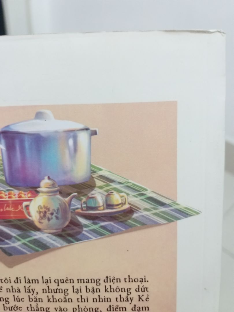 Sách giao bị bẩn nhiều chỗ và móp một tí ở phần góc. Mình có thể chấp nhận được nhưng việc sách bị in lỗi thì hơi khó. Mình biết Tiki chỉ là bên trung gian mà thôi nhưng mình mong Tiki hãy chú ý hơn đến cả chất lượng của sách nữa ??