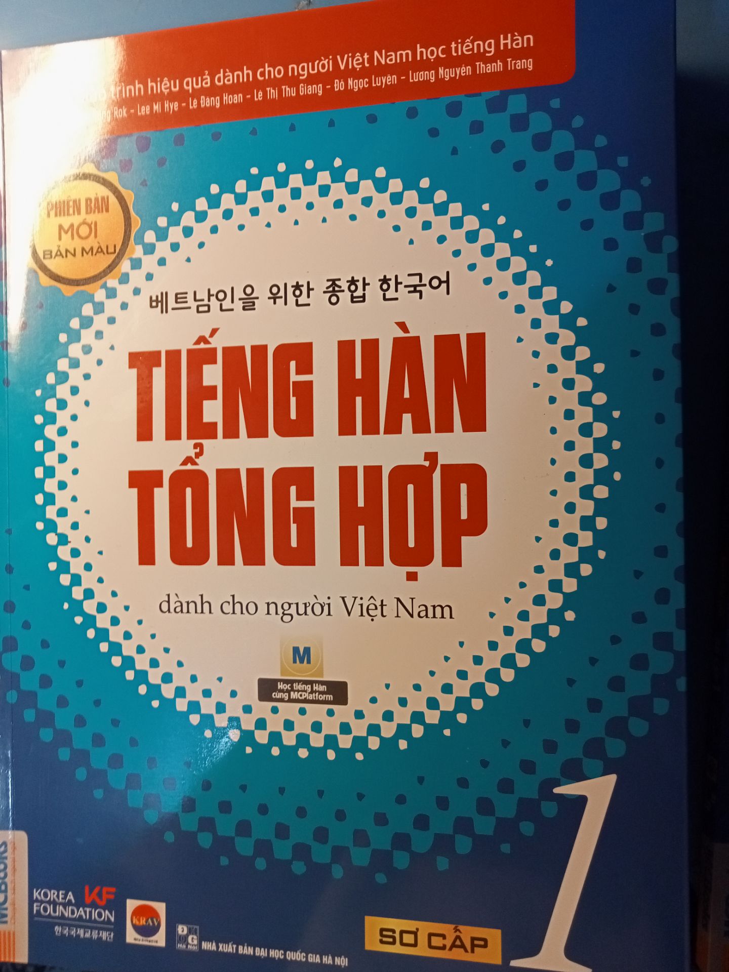 Sách rất đẹp hàng ko bị lỗi ko bị cong hay gấp mép, shipper nhiệt tình,giao hàng đúng hẹn sách in màu giống mẫu. Sách rất dễ hiểu và có màu sắc rất dễ học và chất lượng sách vô cùng tốt. Nếu ai có nhu cầu mua thì nên mua ạ... Sách rất đẹp hàng ko bị lỗi ko bị cong hay gấp mép, shipper nhiệt tình,giao hàng đúng hẹn sách in màu giống mẫu. Sách rất dễ hiểu và có màu sắc rất dễ học và chất lượng sách vô cùng tốt. Nếu ai có nhu cầu mua thì nên mua ạ...
