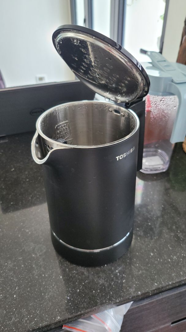 nhà bán giao hàng nhanh, sản phẩm chất lượng, tuy nhiên quen cầm bình 1l nên cái này hơi nặng tay. Sản phẩm màu đen rất đẹp  hiện đại, toàn bộ trong là inox