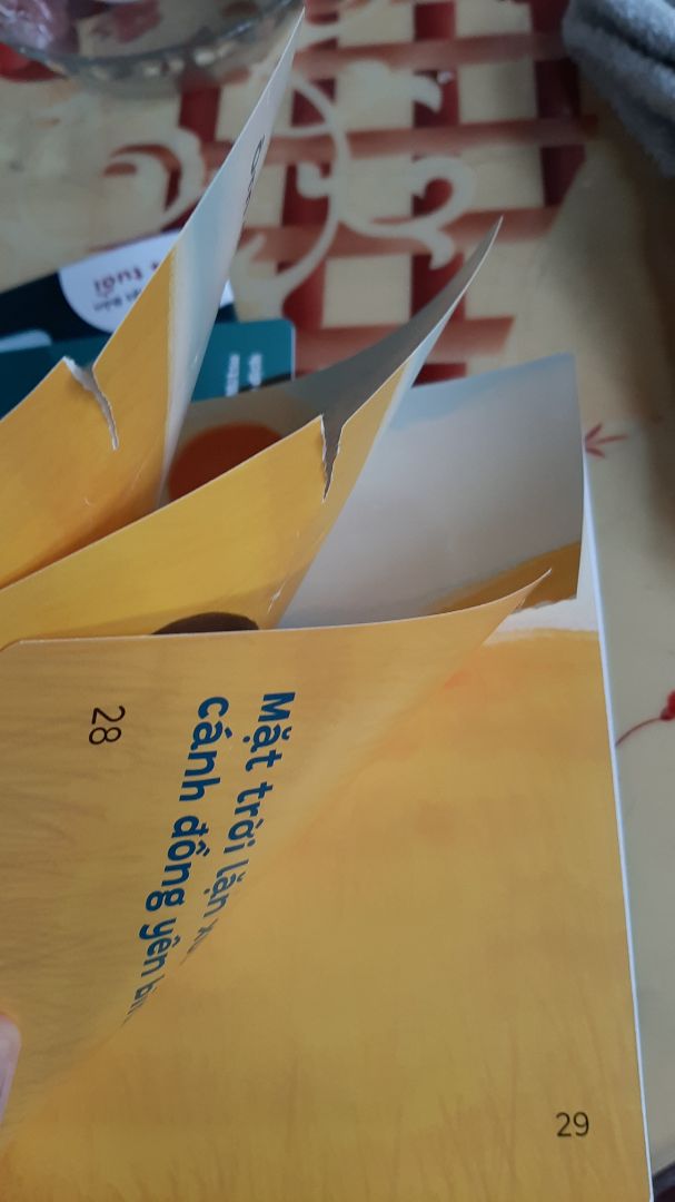 1 cuốn sách bị rách trông có vẻ như đã xài qua 1 lần r hay sao ấy, ko đc mới, đơn hàng có 3 cuốn nên mình ko quay clip lại cho xem, mình chụp hình dưới đây, đc cái nhận hàng nhanh