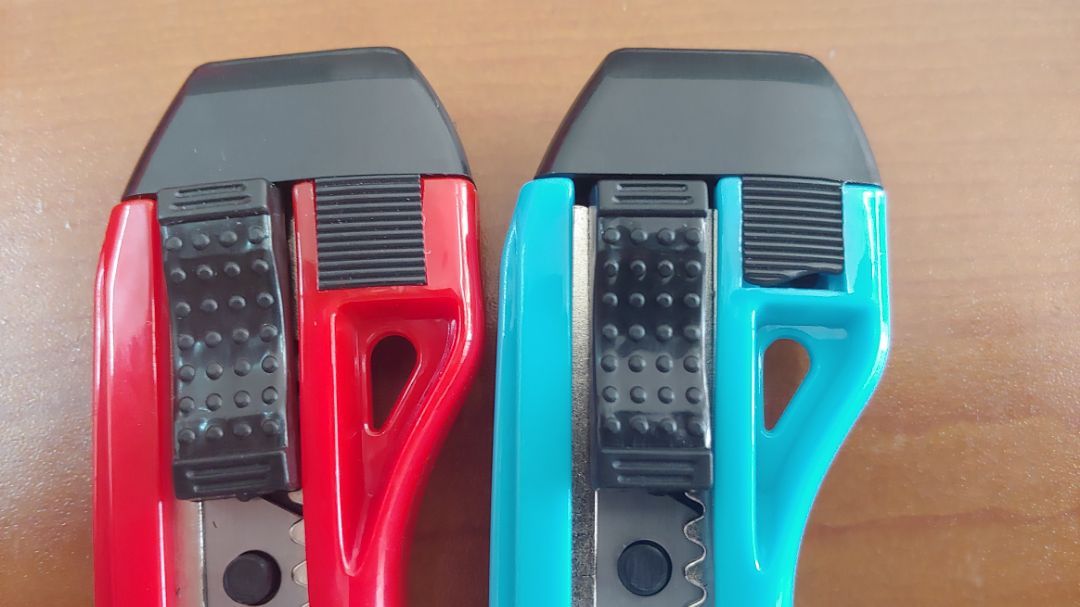 Dao kết cấu tốt, chắc chắn, sắc bén nhưng con dao màu xanh bị lỗi phần nhựa (như hình chụp) nên nắp đậy 2 lưỡi dao sơ cua bên trong dễ bị bung.