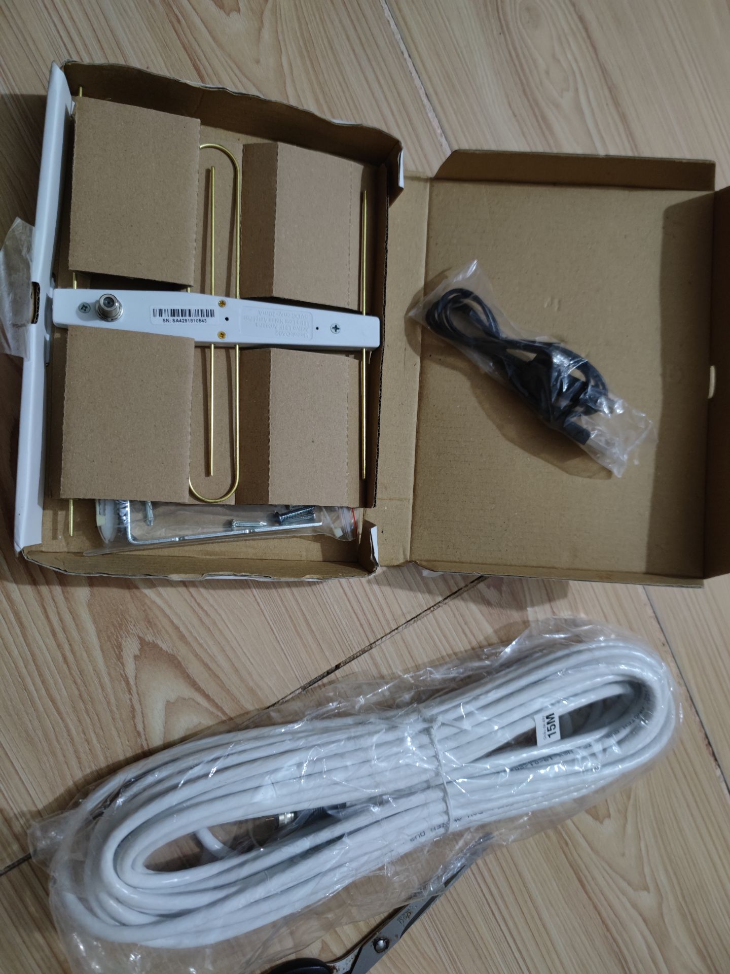 Giao sớm 1 ngày so với dự kiến, bộ sp đầy đủ (khá bất ngờ về vụ bên shop cho cả ốc vít, nở, đinh). Lắp dễ, thu tín hiệu tốt.