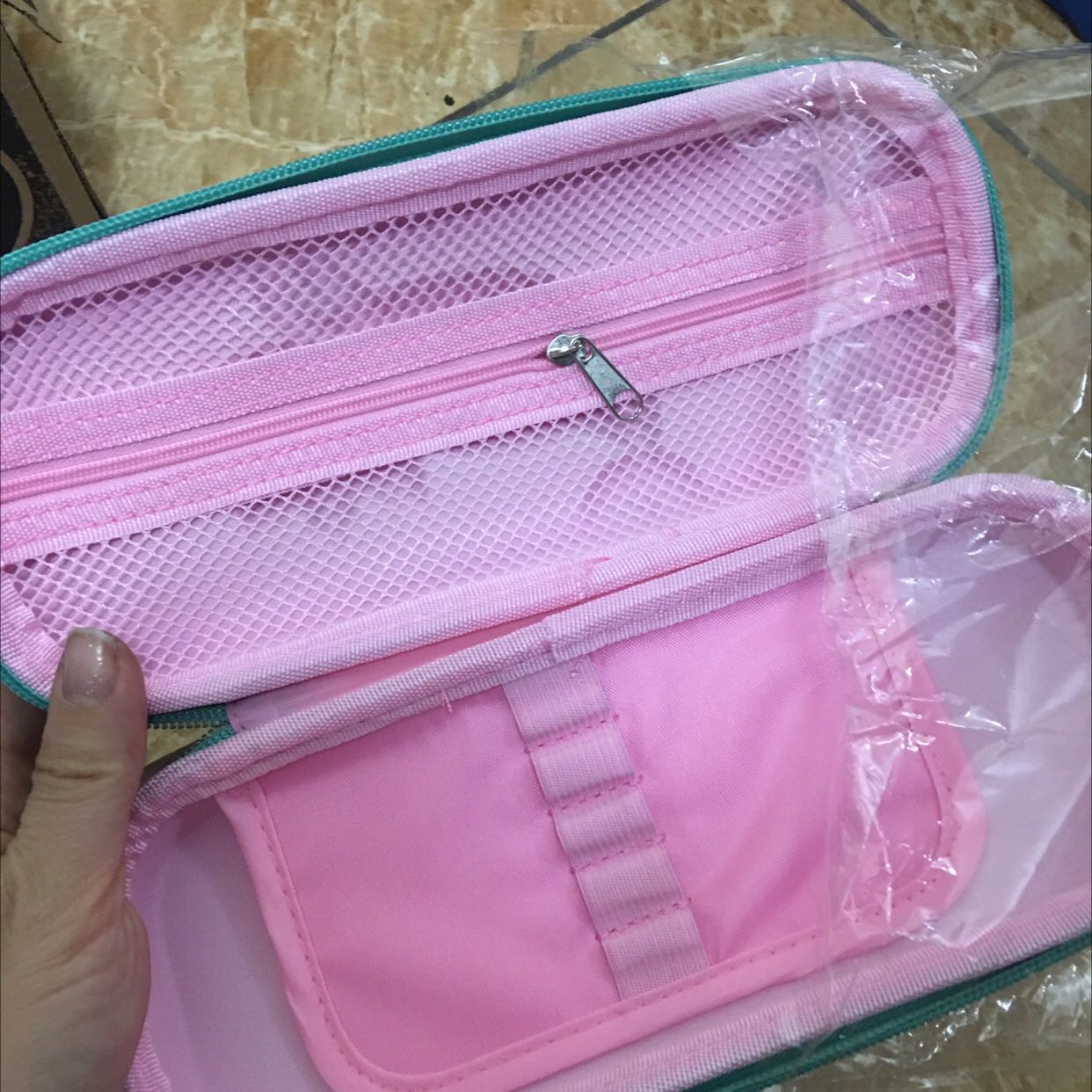 Hộp bút đẹp lắm shop, hình ảnh sắc nét , dày dặn rất đẹp