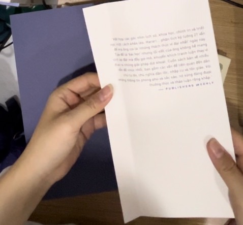 Sách có miếng chống sốc bên ngoài. Tuy nhiên, không có bao kiếng bên trong, phần bìa sách mặt trong bị gập :((. Giao hàng nhanh, giá tốt.