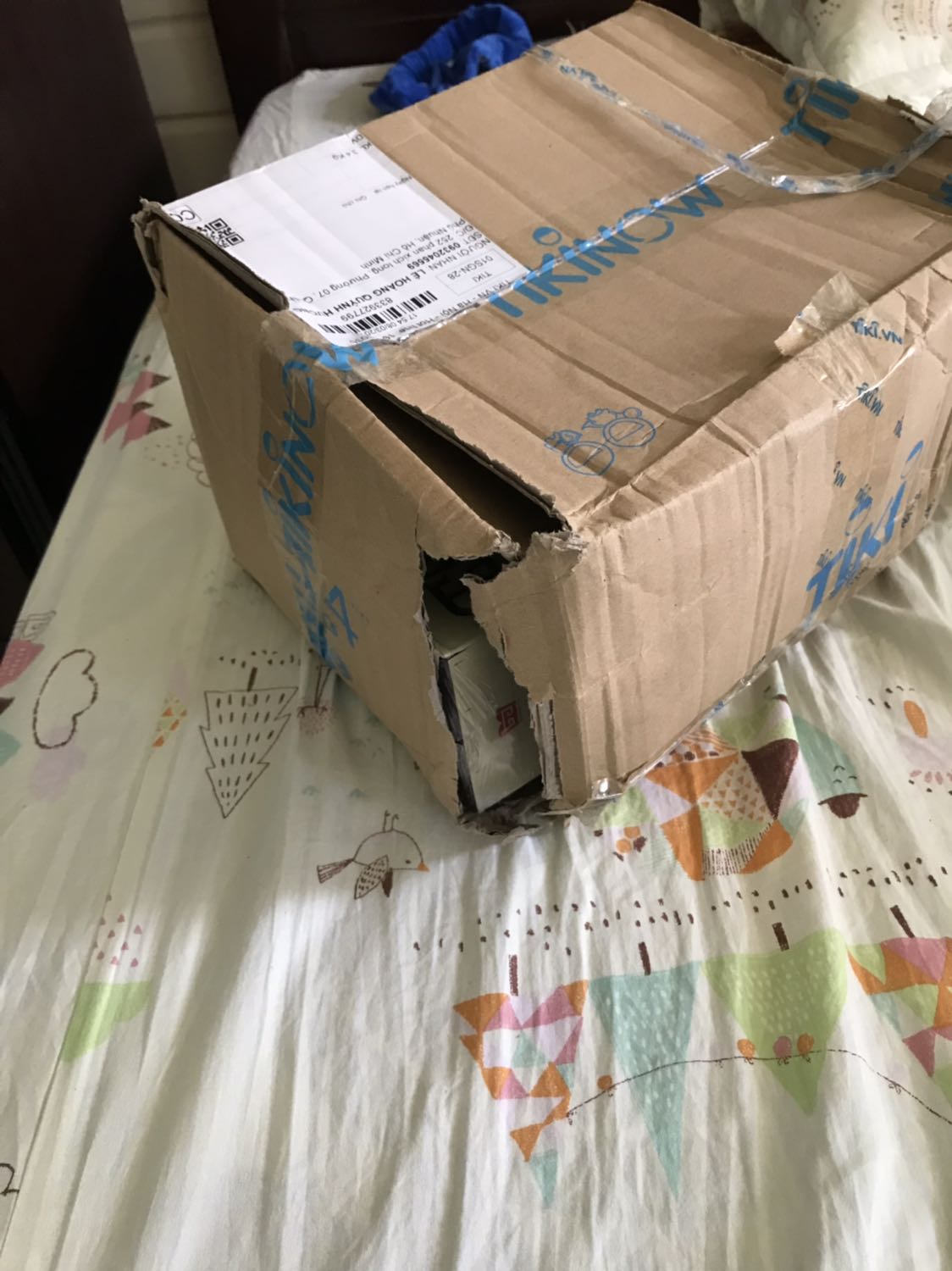 Mình là một trong những khách hàng trung thầy với tiki vì tiki luôn đem lại cho mình sự đảm bảo về chất lượng và giá cả. Nhưng lần này thì thật sự thất vọng vì tiki giao hàng trễ tận 5 ngày và thùng hàng thì nhàu nhĩ như là bị xé và quăng tới lui. Nhưng may là sách thì ko bị gì. Nhưng mong là tiki sẽ sửa đổi và có trách nhiệm hơn