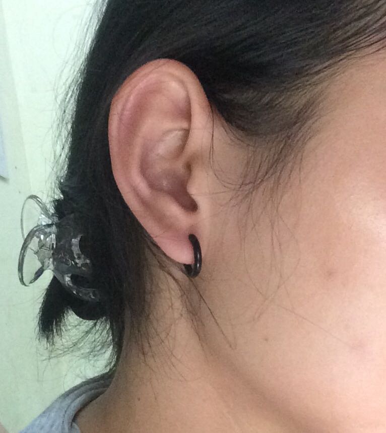 Không biết là có phải màu đen là do sơn hay gì mà mình thấy có màu bạc kim loại trên bông tai, ko biết đeo 1 thời gian có bị tróc ko nữa! Bông tai dầy và nặng, ai sợ lỗ bấm ở dái tai bị rộng hoặc bị sệ gì đấy thì cân nhắc nha!