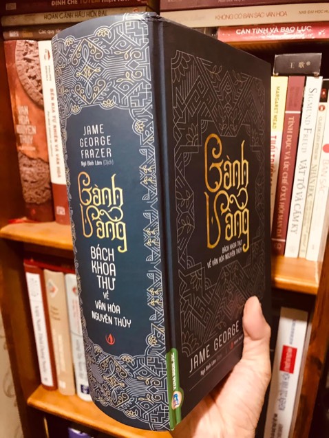 Chúng ta sẵn sàng chi bao nhiêu cho 1 quyển sách?

Quyển Cành vàng này tôi thấy lần đầu khi mới bắt đầu học cao học. Đọc qua thông tin giới thiệu tôi biết Văn hoá nguyên thuỷ (E.B. Tylor) và Cành vàng (J.G. Frazer) là 2 quyển sách kinh điển mà người học Văn hoá học, Nhân học bắt buộc phải đọc.
Sau khi đắn đắn đo đo, tôi quyết định chỉ mua Văn hoá nguyên thuỷ. Lý do là quyển đó chỉ tầm hơn 300k còn Cành vàng hơn 500k (giá đã giảm so với giá bìa ạ).
Rồi mọi việc cứ trôi cho đến khi Tiki hết Cành vàng. Năm nay mới tái bản lại và có giảm giá mạnh nhưng vẫn còn hơn 400k. Thực sự bản thân cũng suy nghĩ rất nhiều trước khi quyết định bấm đặt mua.
Tự đặt cho mình câu hỏi một quyển sách tầm giá bao nhiêu thì nằm trong định mức của mình. Có lẽ tầm trên dưới 200k.
Đến khi nhận được sách, lật ra trang kế bìa sau xem thông tin. Lần tái bản này cũng chỉ có 200 bản => đúng thật sách tầm giá này (giá bìa 693k ạ) sẽ khó bán nên đơn vị phát hành cũng không dám in nhiều.

Cành vàng là công trình vĩ đại của J.G. Frazer, tuy vẫn còn mang phương pháp nghiên cứu “ghế bành” và là công trình tiến hoá luận văn hoá nhưng sự tập hợp tư liệu đồ sộ (bản tiếng Việt dày hơn 1200 trang) và phân loại, phân tích hợp lý của tác giả đã tạo nên giá trị vượt thời gian cho nó.
Tôi chưa đọc hết cả quyển sách nhưng đã đọc một vài trích đoạn khi học một số học phần với người cô của tôi.