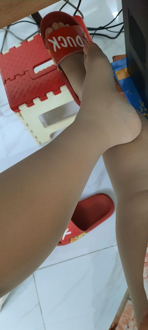 hình thức và giá tiền thì đáng mua.
Mình đã xài của hãng jobst, rẻ hơn 350k mà có đường màu sậm dọc giữa vớ, xài 7 tháng (mình mua 2 bộ) giờ đã giãn nhiều nên bỏ mua loại này.
chất lượng thì không hơn nhiều lắm, mới mang vào lỡ đụng cái chân bàn là xước liền, chả biết có tét ra thêm không. jobst mình cũng xài xước lủng lỗ, nó cứ tét dần và cũng có ả hưởng đến độ dãn của vớ. mn cẩn thận.
độ bền thì phải qua 6 tháng nữa mình mua lại sẽ cho mn biết. hihi