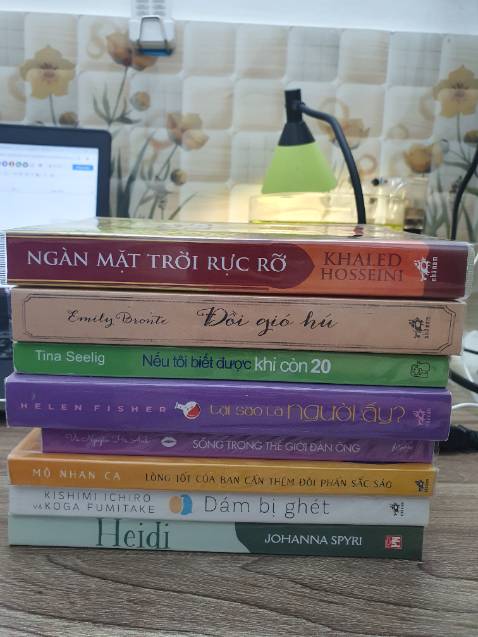 Cuốn sách mở đầu với hoàn cảnh tủi nhục của Mariam, diễn biến tâm lí của cả gia đình cô bé, từng nhân vật một, được miêu tả sinh động và chi tiết rất chân thật. Rồi câu chuyện lái sang cô bé Laila sống gần đó, từ khi 2 người anh trai cô chưa đi lính đến khi tử trận. Từ lúc cô còn bé đến khi trao thân lần đầu cho Tariq 16 tuổi - bạn thanh mai trúc mã của cô. Rồi bi kịch ập tới khi chồng Mariam - là Rasheed dựng nên thảm kịch về cái chết của Tariq lúc lánh nạn sang nước láng giềng. Laila và Mariam từ đó sống cảnh chồng chung. Tranh cãi, thù hận, làm hòa rồi bảo ban nhau vượt qua nghịch cảnh. Đến khi cả 2 dàn trận để chạy trốn khỏi Rasheed mà k thành. Cứ tưởng cả 2 phải đợi mỏi mòn đến khi ông ta chết đi vì già yếu thì mới họa may được giải thoát. Nhưng không ngờ chính sự quay lại tìm kiếm người xưa của Tariq mà Laila đã hiểu rõ về chồng mình. Mariam vì muốn cứu Laila - cô gái bé nhỏ mà Mariam từ lâu đã xem là con gái mình. Bà đã kết liễu Rasheed và nhận hết mọi tội lỗi với mức án tử hình. Chắp cánh cho ước mơ được cao bay xa chạy của Laila cùng Tariq với 2 đứa con nhỏ. Khi chiến tranh kết thúc, Laila cùng cả gia đình quay về Herat, và định cư Kabul, xây dựng lại một cuộc đời mới, yên bình, hạnh phúc và đủ đầy. Lá thư hối lỗi muộn màng của Jalil - cha của Mariam, cùng với số tiền gia tài ông gom góp để lại cho cô con gái mà ông đã hất hủi khi bé, đã giúp Laila sửa sang lại được trại trẻ mồ côi - nơi cô đã bị chồng ép phải gửi con gái vào đó khi chiến tranh kèm theo hạn hán đói khát. Kết truyện nhân văn, Mariam được ví như sống mãi trong lòng Laila và Aziza - như ngàn mặt trời luôn sưởi ấm tâm hồn con người!
----------Goodreads - Anna Dương ------------