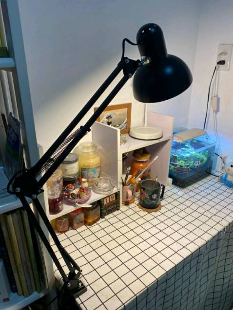 Chất lượng sản phẩm tốt, nhìn khá là bền chắc dùng ổn định lâu dài đc. Đèn ổn áp thử ngồi vào thì hợp mắt không chói hay mỏi mắt. Lắp ráp dễ dàng không quá khó. Thẩm mỹ thì tuyệt rồi nhìn chill phết. Nói chung tổng quan okela không chê gì hết. Giao hàng khá là nhanh