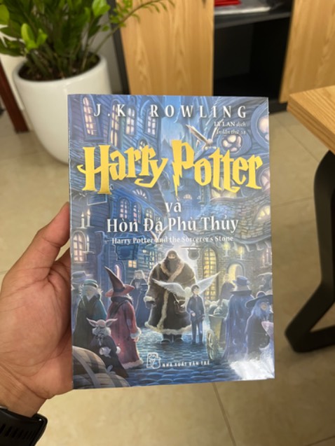 Mình đặt lúc 7h tối ngày 29/10 thì sáng ngày 30/10 Tiki đã giao sách đến nơi, mua sách của Tiki Trading thì thường sẽ giao rất nhanh.
Nhìn bên ngoài, sách thiết kế đẹp, bọc nilon kín.
Mình mua tặng nên không bóc ra, không biết chất lượng giấy thế nào.
Giá cả thế này thì rất hợp lý để mua về đọc rồi.