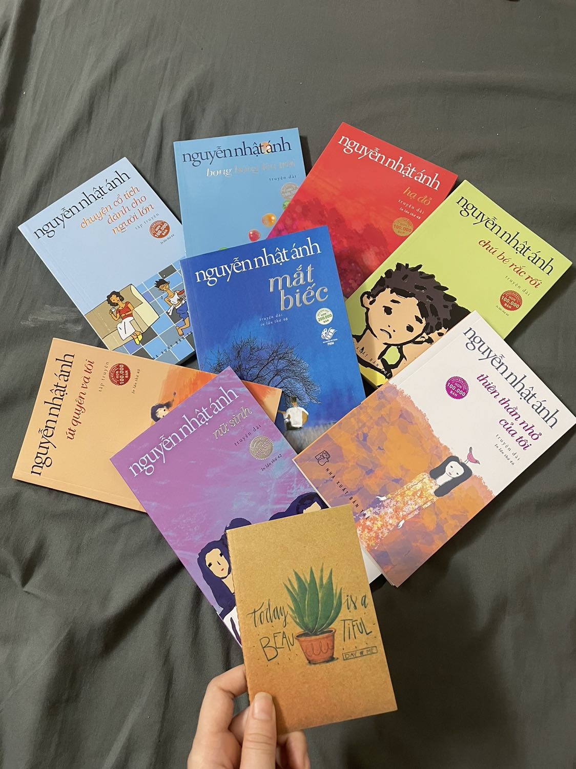 Mùa lockdown ở nhà hơi rãnh nên là cho tâm hồn quay về tuổi thơ.
Tất cả những tác phẩm của Bác Ánh đều đã đọc và nay lại order để đọc hihi