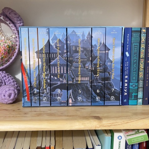 Không được mướt đâu ạ, vài tập bị trầy và bong gáy luôn.
Bìa quyển 2 mặt trước trầy xướt rất nhiều như thể bị chà xuống đất
Vừa đọc vừa trưng bày nên mình đau lòng lắm, đổi trả thì tiki bảo đợi 7 ngày mới xử lí xong. Nên thôi đành chịu
Nội dung sách thì cuốn khỏi bàn dù mình đọc và xem nhiều lần rồi ạ