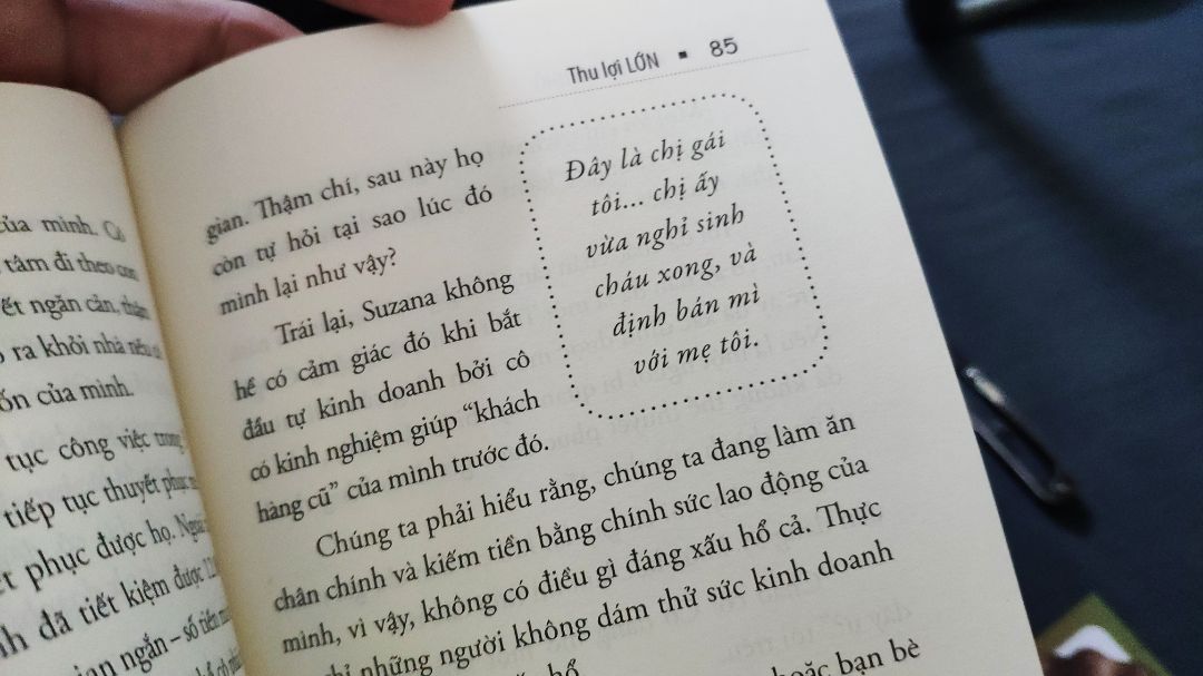 sách nhận được hình thức ok. nội dung chưa bàn vì mình đang đọc dở, chỉ có điều không hiểu vì sao lại đóng khung mấy cái câu chả mang ý nghĩa khỉ gì thế này =))))) sách đã bé tí rồi còn chưa nổi 200 trang. cảm giác tác giả đóng khung lại mấy cái câu trước đó vào để cho nó nhanh kín hết trang giấy ấy. không có mấy đoạn đóng khung nhảm nhảm này chắc được khoảng hơn trăm trang :)))