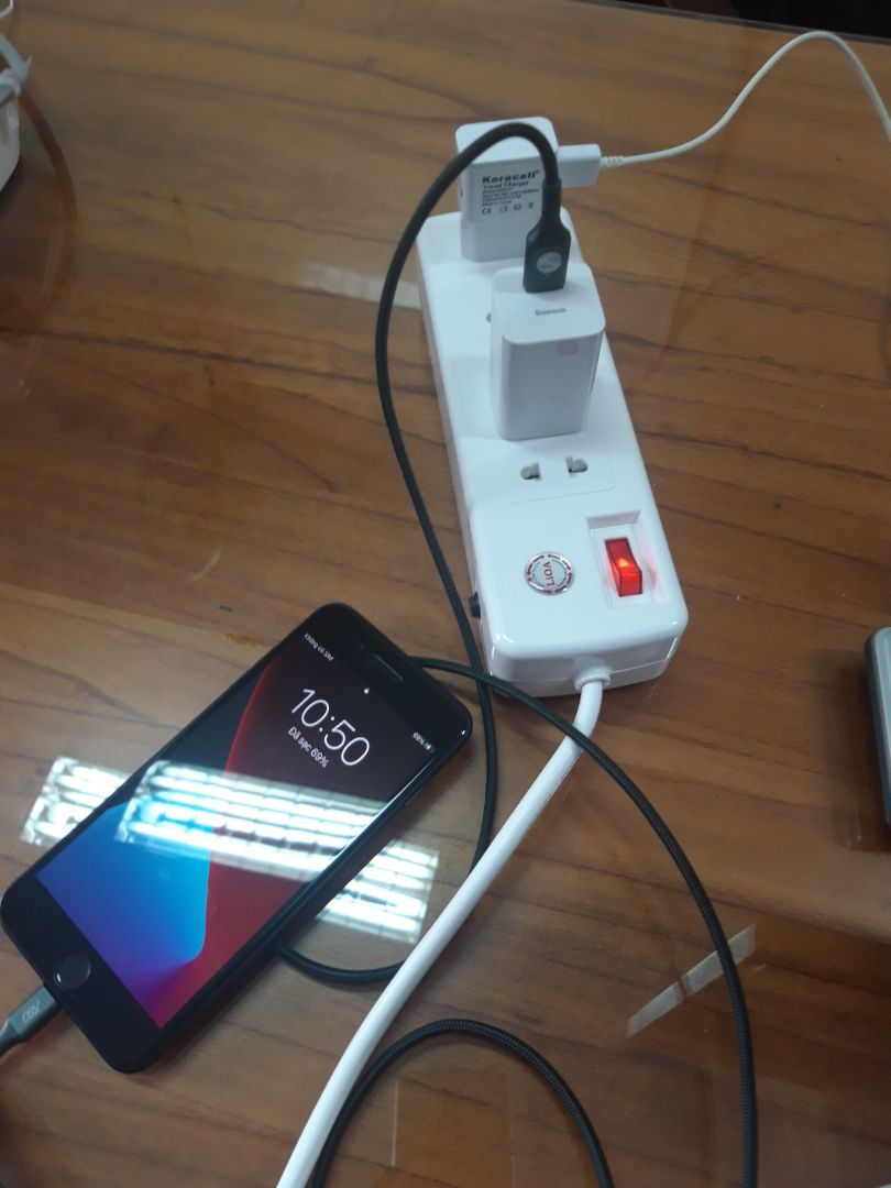 vỏ nhựa trắng, bo cạnh rất đẹp; cắm ăn rất chặt; dây điện to.