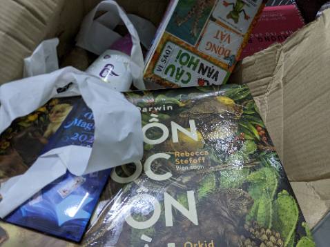 Không hiểu sao Tiki lại có thể đóng gói và giao sách và mỹ phẩm vào chung một kiện hàng. Kết quả là sách bị lem luốc không thể chấp nhận.