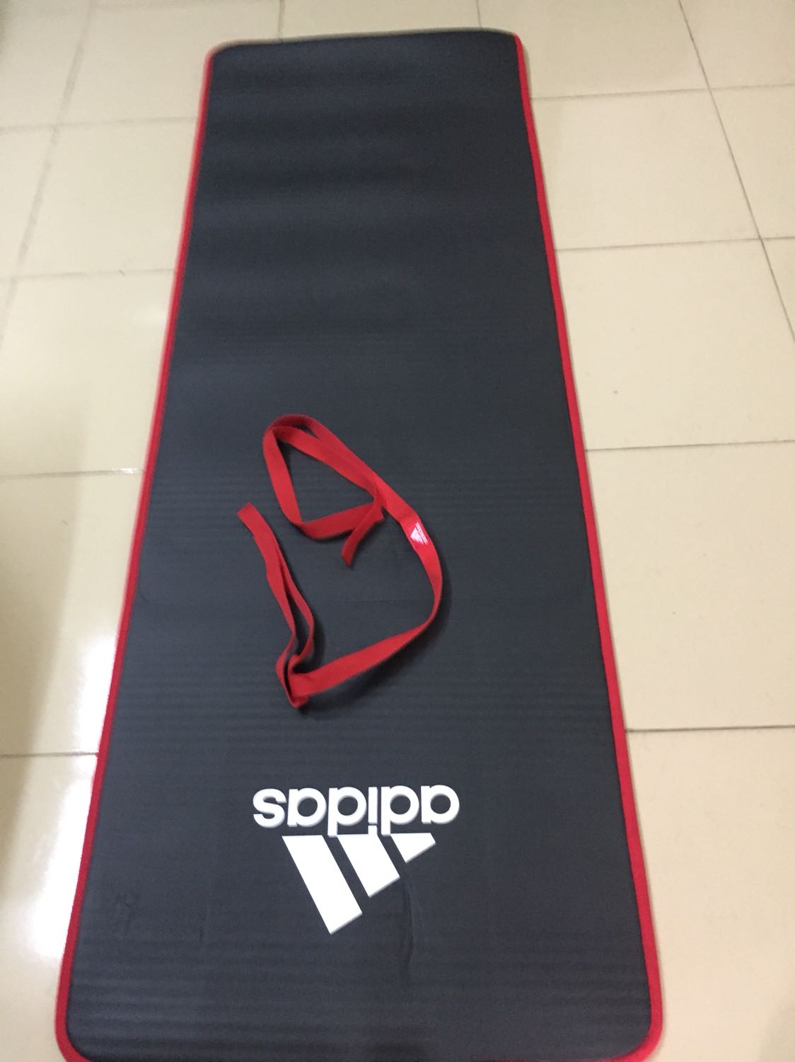 Thảm Adidas nhưng mã vạch của Thái Lan, nhìn qua thấy dày và êm nhưng chất liệu không biết có bền không thì phải qua sử dụng một thời gian đã. Về hình thức thì rất được, giá thành hơi cao số với chất lượng nhìn qua của thảm đó. Cảm ơn Tiki