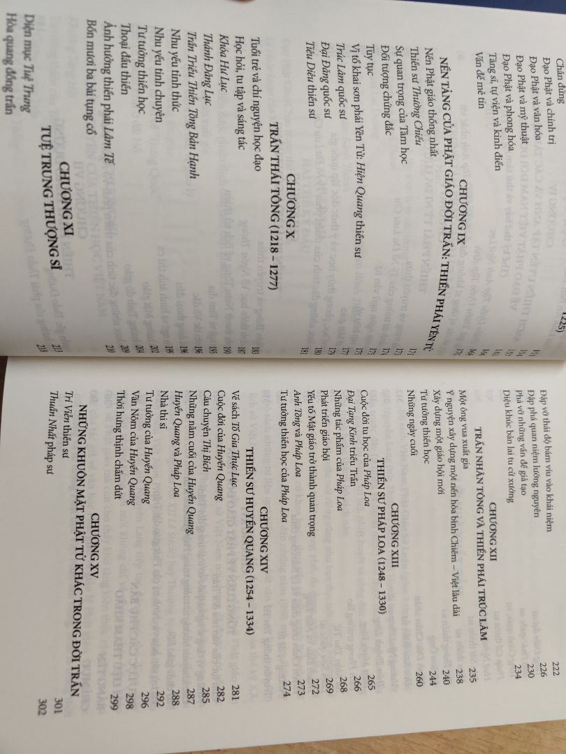 Boxset thiết kế bìa sang trọng, in rõ ràng. Thầy Nhất Hạnh với văn phong bình dị quen thuộc đã dẫn dắt lịch sử hình thành Phật giáo ở Việt Nam từ thời Giao Chỉ tới thời hiện đại. Với kiến thức & bề dày công phu tu tập, thầy kết hợp nhuần nhuyễn những sử liệu quý giá ở VN, Trung Quốc cũng như các tài liệu tiếng Pháp, tiếng Anh làm sáng tỏ lịch sử Phật giáo qua các thời kỳ, trong mối tương quan với Phật giáo các nước chung quanh. Đây là bộ sử liệu Phật học vô cùng giá trị, xin thành kính tri ân công đức của thầy. Rất hoan nghênh PNB đã in & tái bản bộ sách này. Tiki đóng gói có chèn lót tử tế, khá hiếm hoi trong thời gian gần đây.