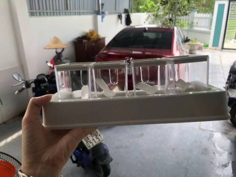 Nhỏ nhỏ xinh lắm luôn á. Thêm nữa là đựng kín lắm ko sợ kiến hay côn trùng đâu.