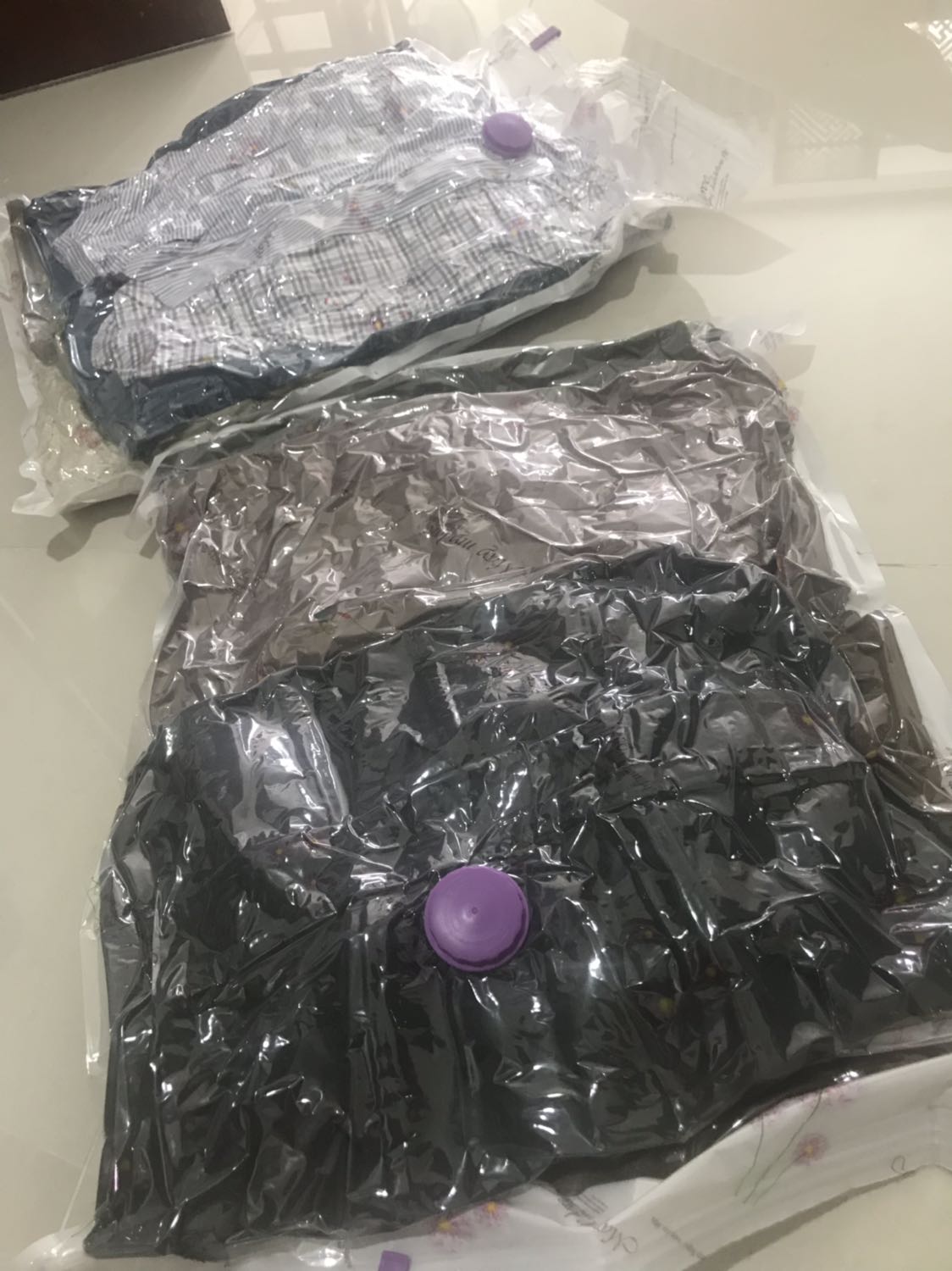 Tôi mua về lấy dùng thử luôn thấy rất tiện lợi nha.
Lúc đầu dùng dụng cụ hút chân không cứ bị tuột ống nối ra, thấy có vẻ không tác dụng, tưởng dỏm. Nhưng liên nhẫn 1 xíu sẽ được, kéo nhẹ tay thôi và kiên nhẫn hơi lâu lâu nhe mọi người.