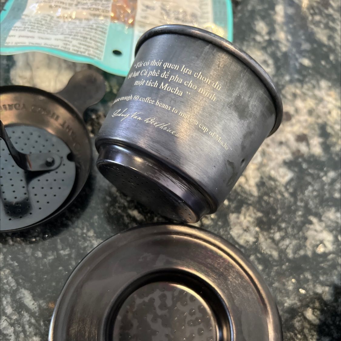 Phin lúc đầu ok vote 5sao mà dùng đc vài lần nó ra màu đen như hình. Sợ quá k dám dùng nữa vì ảnh hưởng sức khoẻ. Ko chọn lại sao đc nên mình share ttin