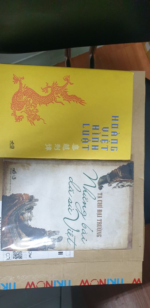 Một tác phẩm có giá trị về sử liệu rất hay mà những nhà nghiên cứu nên có trên kệ, sách được làm bìa cứng nên càng tuyệt cho giới sưu tập. Bìa quá đẹp và ưng ý ☺.