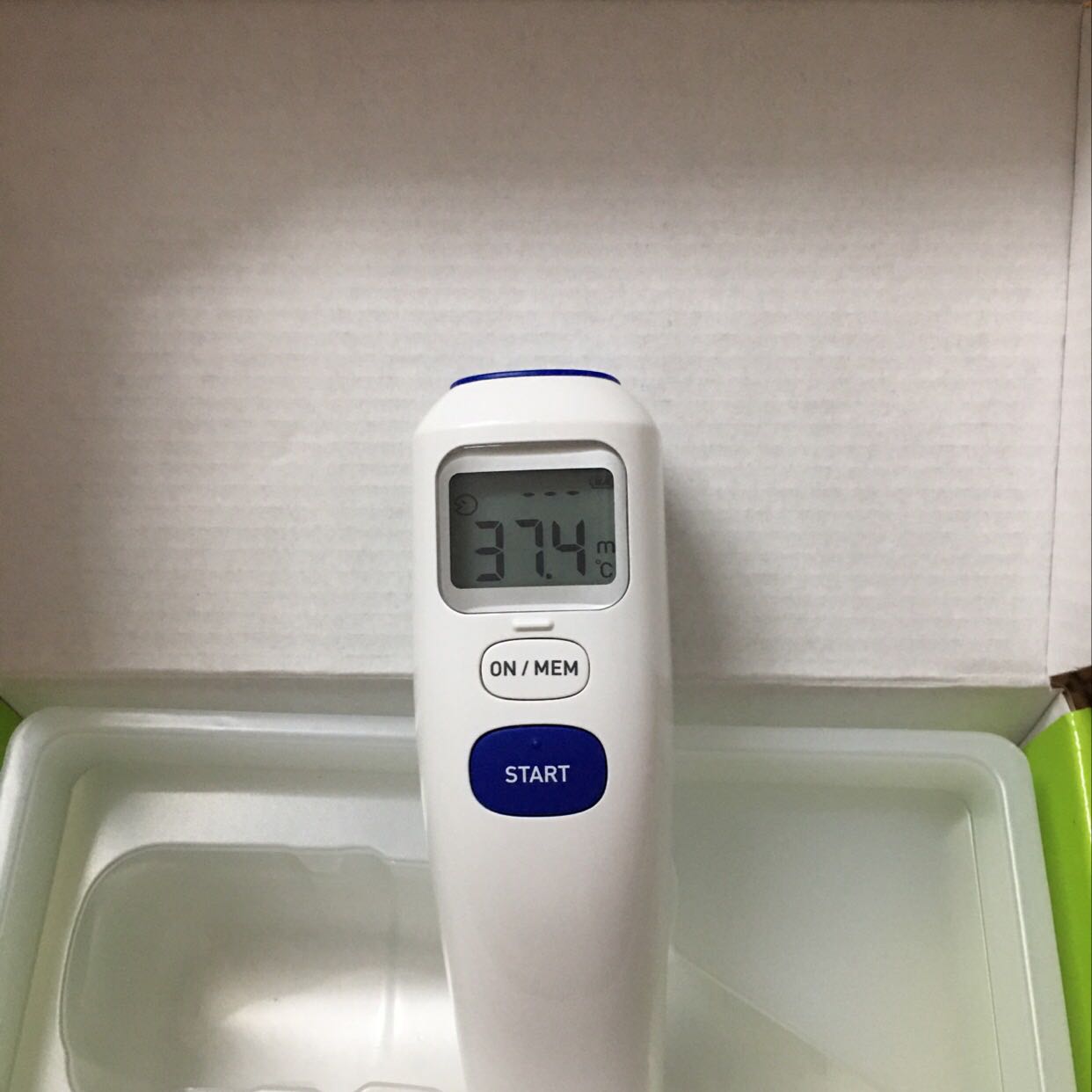 Giao hàng nhanh, nhiệt kế hoạt động tốt nhưng hình như cho kq cao hơn bt. Mình bt mà đo toàn 37.3 với 37.4, đo thử trong nhà ai cũng cao hơn 37 độ