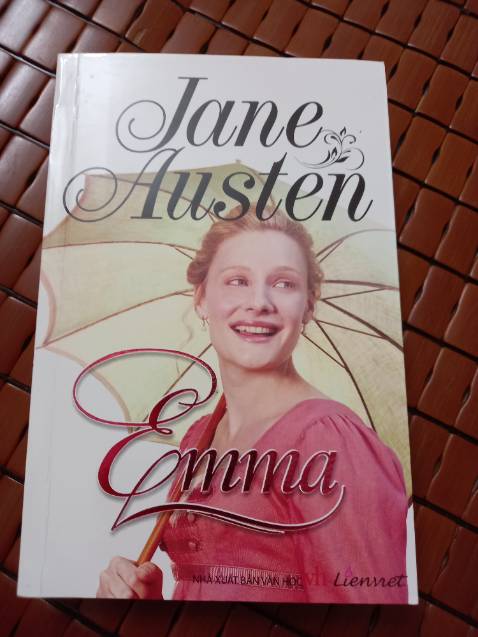 Hình thức không quá trau chuốt, còn bị dính trang, nhưng có một điểm cộng lấn át là dịch RẤT hay và dễ hiểu. Văn phong của Jane Austen tuy mỉa mai nhưng rất thanh nhã, bản dịch này đã truyền tải được thành công văn phong so với các ấn bản của bên phát hành khác. Xin ca ngợi người dịch Diệp Minh Tâm, mình sẽ ủng hộ đối với các tác phẩm khác có người dịch này.