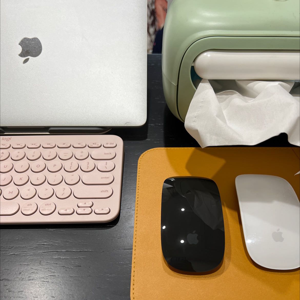 Mình mua vì thích màu đen chứ có 1 con màu trắng rồi, xài mượt khá đằm, trên hết là đẹp mê luôn. Tiki giao siêu nhanh.