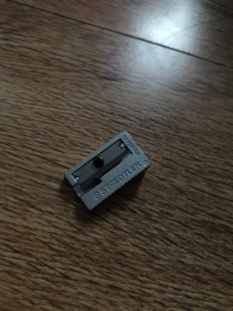 Gọt bút xịn ***, mình cứ nghĩ là nhựa nhưng k phải, cầm nặng tay