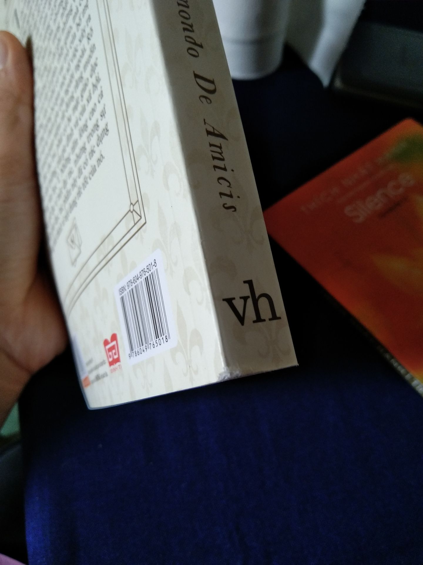 sách bị cong mép với gáy cũng bị cong
đóng gói không tốt 
hộp mềm oặt