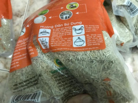 Tôi Thất vọng khi nhận hàng date cũ & toàn bộ 6 túi gạo đều Không kín hơi. Trong khi sp gạo của VH là hàng hút chân không kín hơi. Không ai mua gạo mà ăn hết liền trong vài ngày, gạo không kín hơi dễ bị kiến, mối mọt & không bảo quản được lâu. Tôi dùng gạo VH đã nhiều năm, mua tại ***, *** bán hàng lúc nào cũng uy tín date mới. Lần này Tôi thử đặt gạo qua tiki, khi làm về khui hàng ra coi, tôi rất không hài lòng khi toàn bộ 6 túi gạo đều không kín hơi, như là hàng bị lỗi bị các Cửa hàng gửi trả về, tôi sẽ không bao giờ đặt hàng gạo hay bất kỳ thực phẩm nào qua tiki nữa.