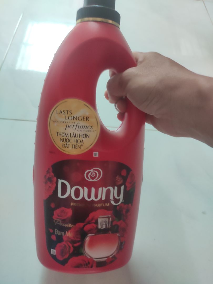 Riêng nước xả vải tôi chỉ thích mỗi Downy, lưu hương quá lâu, mùi thơm dịu chứ không gắt, đi làm cả ngày mồ hôi nhễ nhại ướt người mà cuối ngày vẫn thơm như thường.