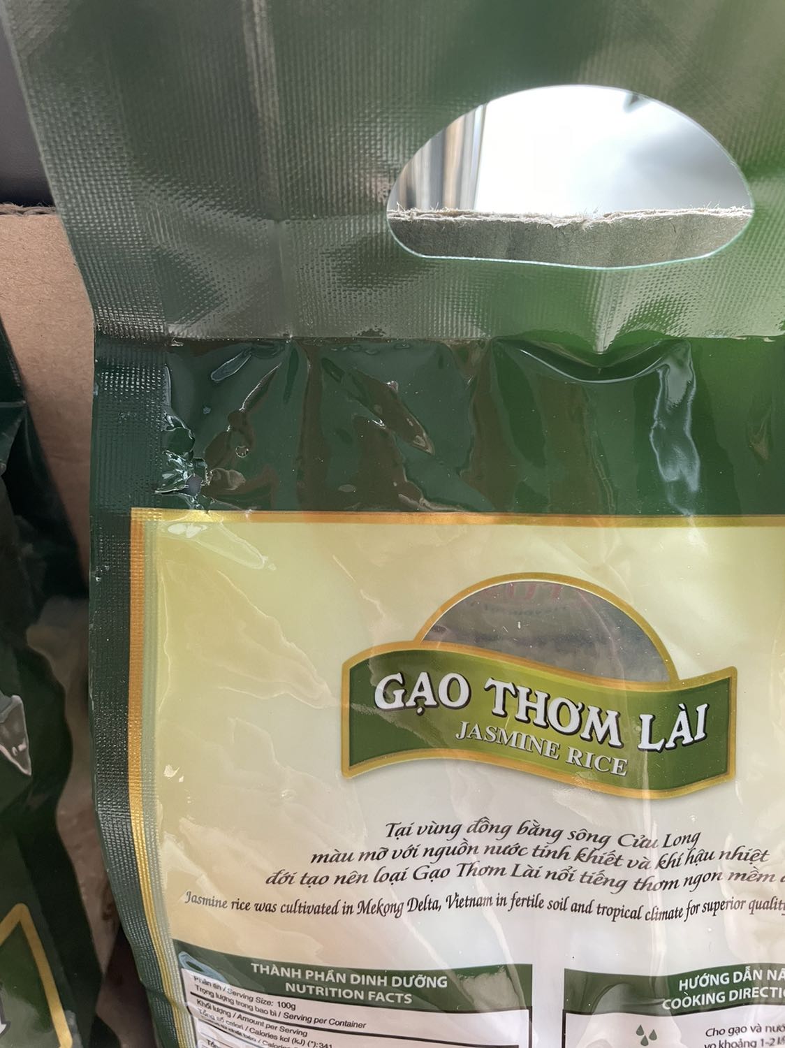 Mình đặt 4 gói gạo, giao đến có 2 gói bị rách bao (như hình), gạo đổ đầy trong thùng, vừa để xuống là văng ra ngoài tung toé! Người bán cố tình giao túi gạo rách cho khách hàng hay khâu kiểm hàng quá ẩu?Không biết gạo bên trong có còn dùng được nữa hay không?