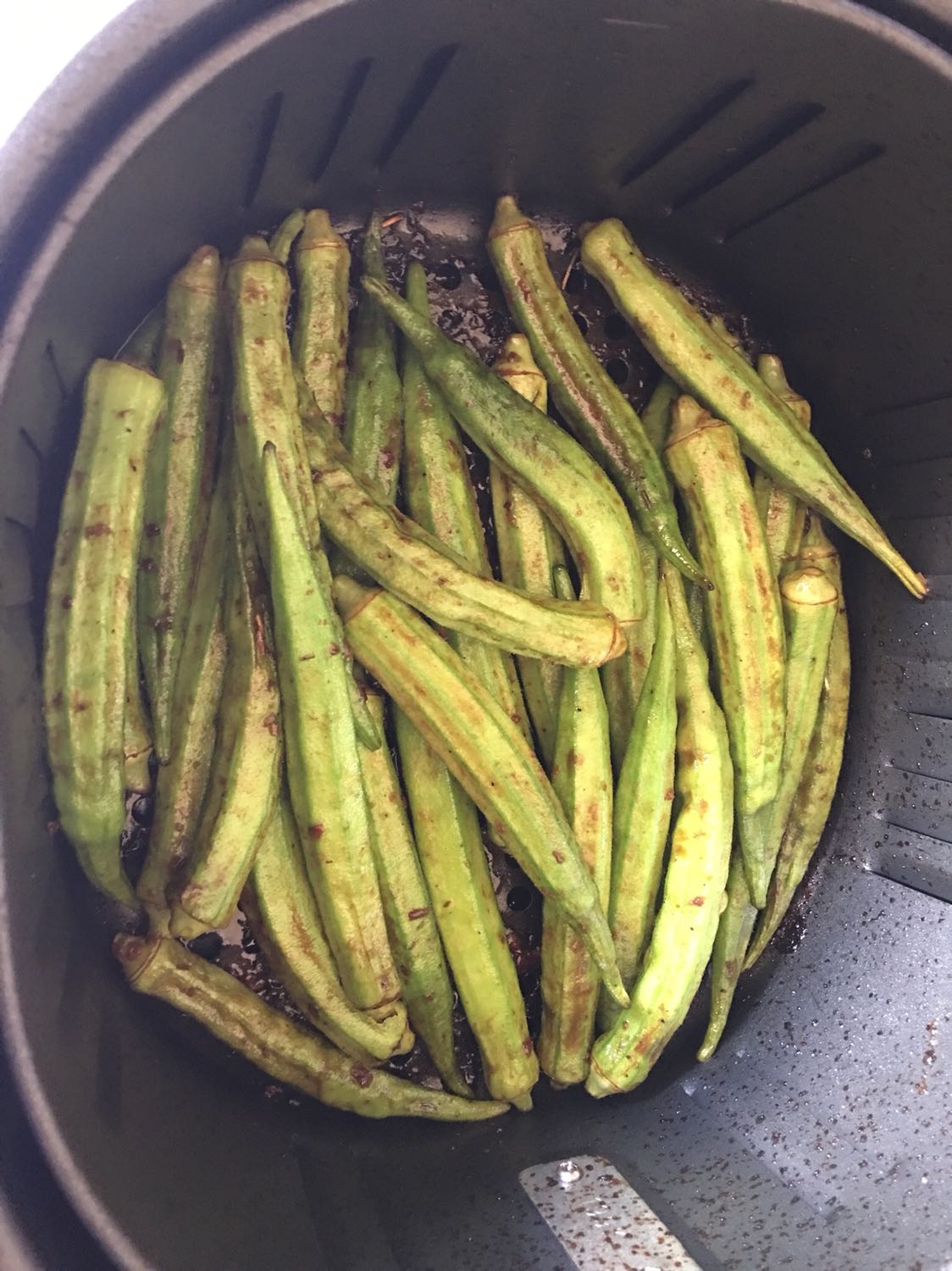 Giao hàng nhanh lắm, đóng gói kĩ càng, nồi chiên phù hợp dành cho 4-5 người. Chỉ có điều là lau chùi hơi mất thời gian tí thôi ạ. Vì dầu nó văng lên trên quạt gió, nên mình phải lau ở bên trong cho không bị dơ. Đồ ăn làm ra nhìn ngon.