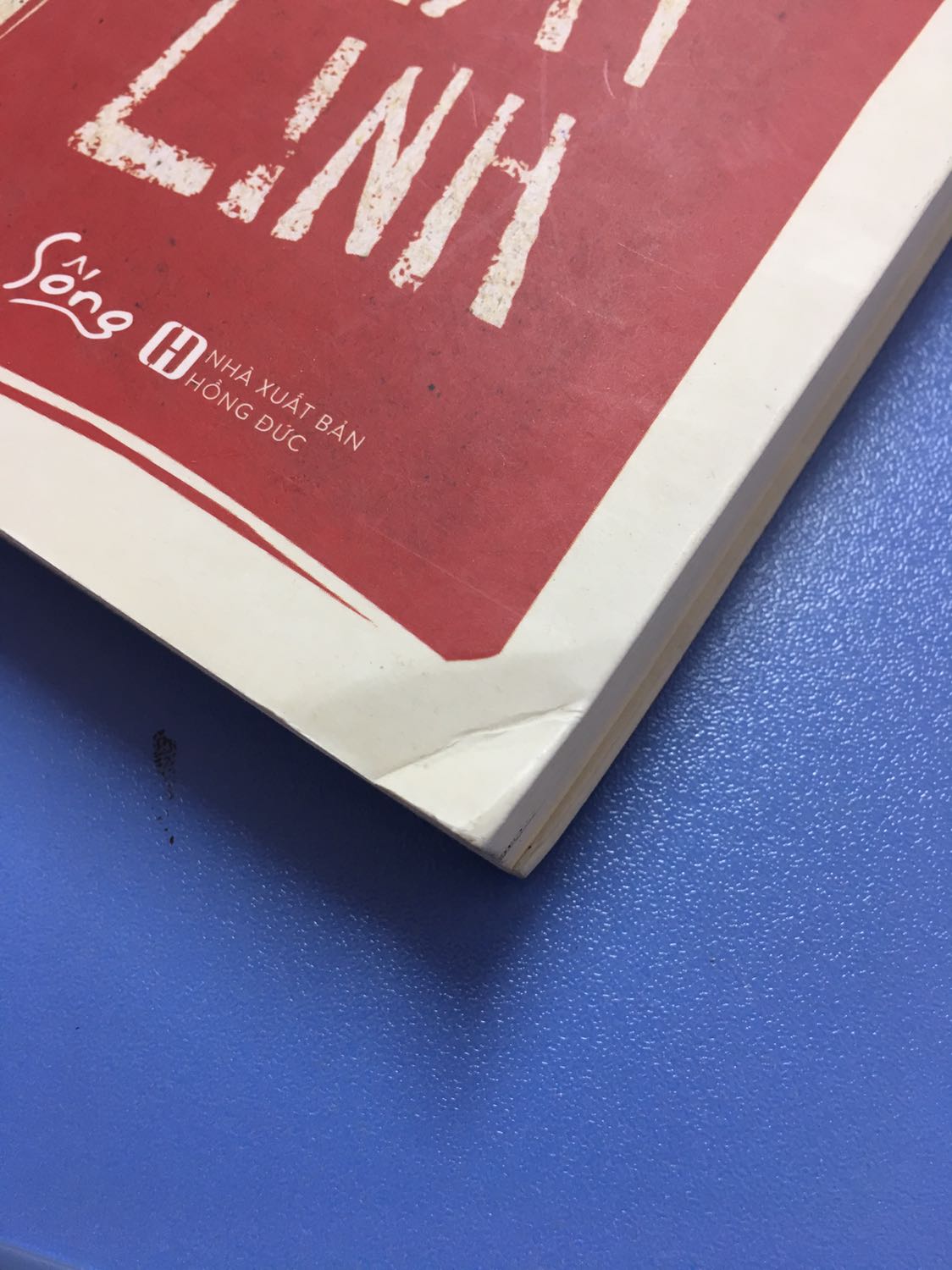 Mình cho 2 sao là cho dịch vụ vận chuyển và lưu trữ của tiki. Cuốn sách đến tay mình mà nhìn như sách cũ vậy ? đưa cho 2 đứa bạn xem ai cũng gật đầu bảo tưởng sách cũ. 

Bìa sách xước rất nhiều. Sách bám nhiều bụi và vết bẩn. Mép sách bị méo. Nói chung là nhận xong không hề vui cho nổi. Nhưng may là bên trong vẫn đọc được.

Về phần sách thì chất giấy khá tốt. Bìa trang trí đẹp. Không kèm bookmark. Cá nhân mình thấy khổ giấy hơi to và chữ bên trong thì ít quá nên nhìn tổng thể trình bày hơi kì cục.