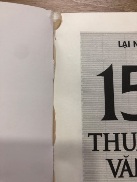 Bìa sách đóng keo bị thừa nhìn thiếu thẩm mỹ và làm giảm giá trị cuốn sách
