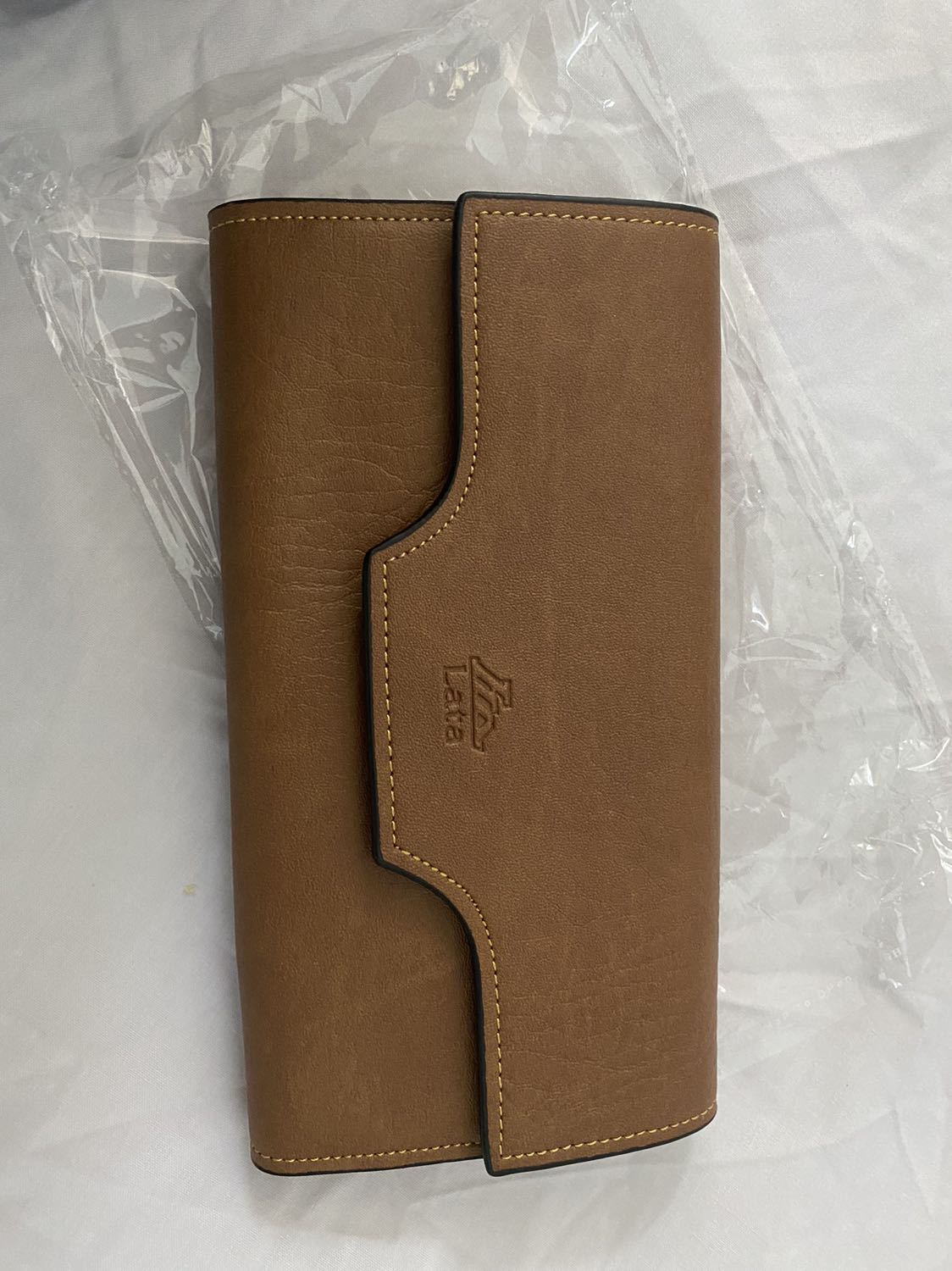 Ví xinh lắm nha! 
Nhiều ngăn, bỏ được điện thoại  
Canh giờ áp mã được giá rẻ
Cách đây 3 năm mua 1 túi xách lata, đến giờ chất da không bị nổ 
Giờ chỉ mua hàng lata dùng thôi