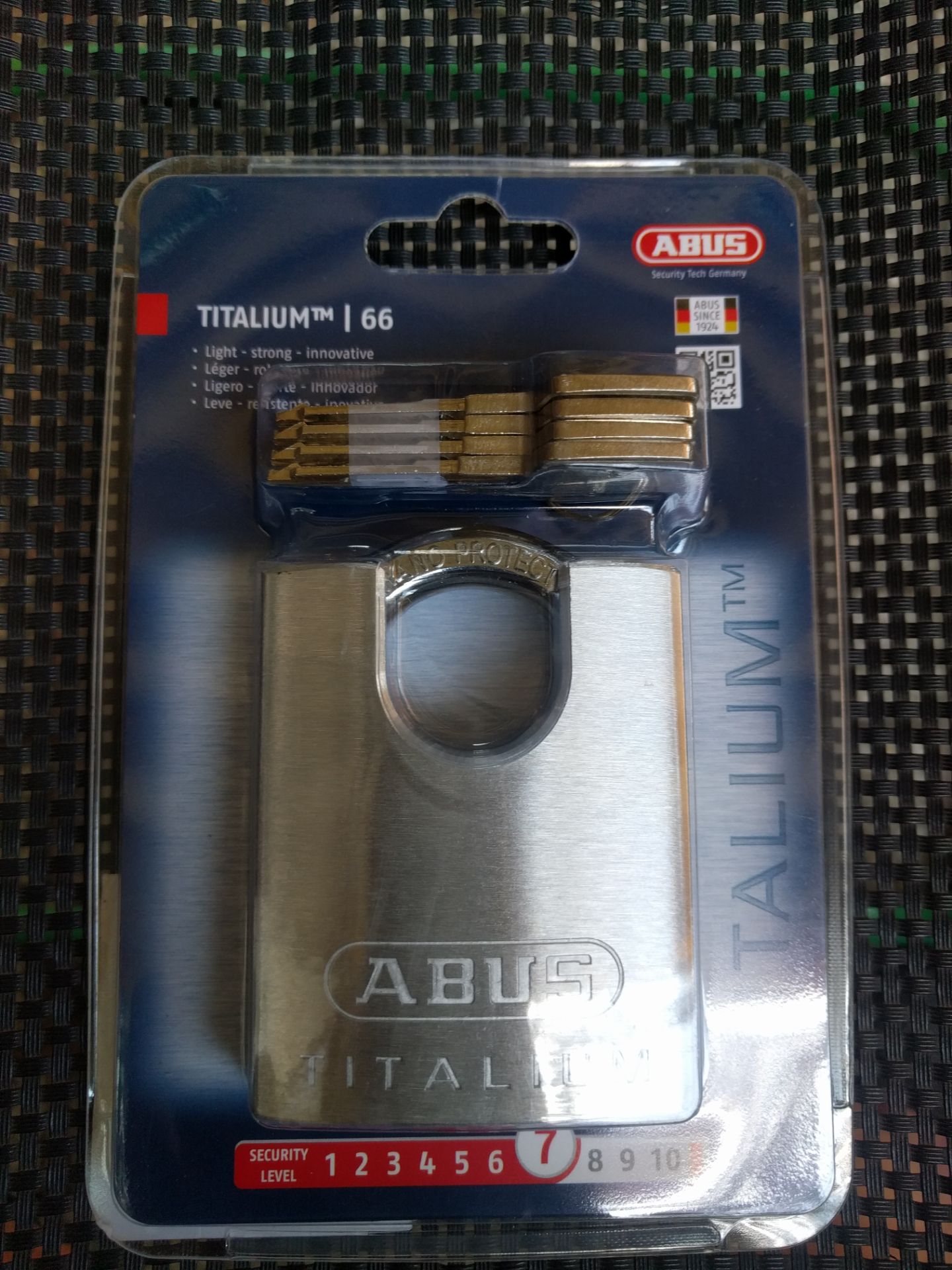 Cực kỳ hài lòng sản phẩm của Abus, ổ khóa Abus chắc chắn, gọn nhẹ, như ý, chắc là phải tặng cho shop 5 sao thôi.! Nguyễn Lĩnh Nam