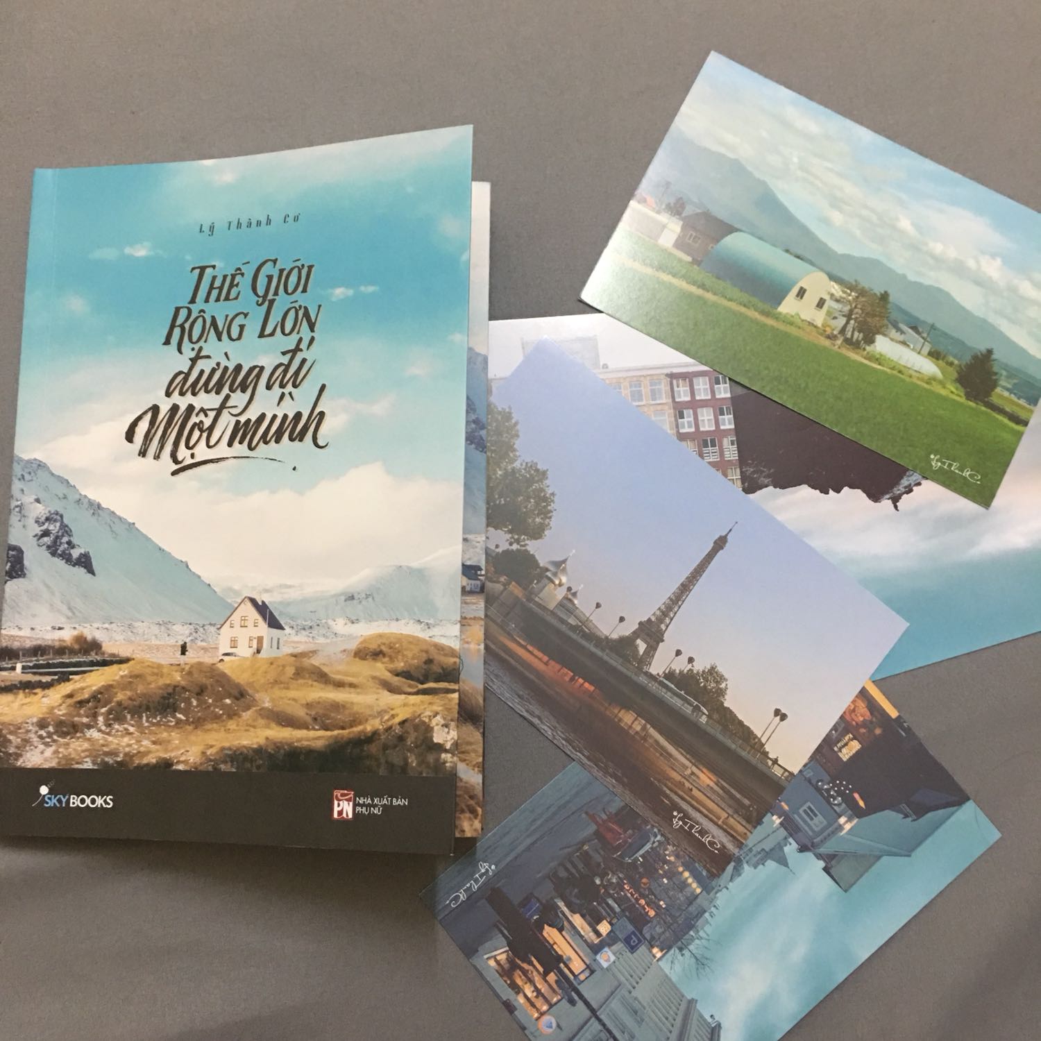 Với cá nhân mình , đọc khá khá sách về du lịch nên với sách này thì mình chưa cảm thấy sâu sắc cho lắm , tác giả viết khá đơn giả và dể hiểu nhưng còn hời hợt chưa miêu tả rõ nét về những nơi tác giả đã ghé qua , tác giả viết về cảm xúc của mình nhiều hơn là miêu tả cảnh vật làm mình khó hình dung ở đó có gì đặt biệt , cũng may nhờ có hình ảnh nên đỡ 1 tí :) cuốn sách này chỉ để làm động lực cho bạn đam mê du lịch chứ ko có những tips hay ho đi du lịch cả . Đây là ý kiến của mình . Cảm ơn ^^