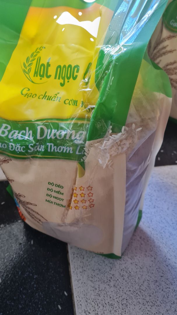 giao hàng mùa dịch quá tốt. nhưng bịch gạo bị rách, rồi dán băng keo như z, hơi thất vọng xíu giao hàng mùa dịch quá tốt. nhưng bịch gạo bị rách, rồi dán băng keo như z, hơi thất vọng xíu