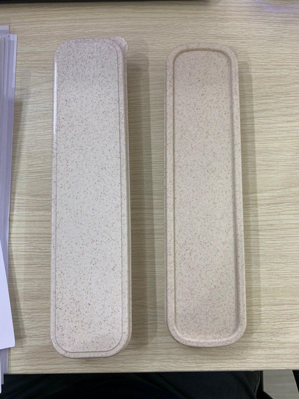 Trước khi mua ống hút, mình đã đọc cmt của các bạn bên dưới, và đã thấy tình trạng có 1 số bạn khi nhận sản phẩm bị vỡ, nứt. Mình cứ nghĩ tiki sẽ rút kinh nghiệm và cẩn thận hơn trong quá trình vận chuyển, vậy mà mình vẫn nhận được sản phẩm không hoàn chỉnh. Haizz.
Mình đặt mua 2 bộ, khi nhận thì 2 bộ có hộp khác nhau (Shop lấy ống hút từ nhiều nguồn khác nhau hay sao?) . 1 trong 2 hộp được quấn lại bằng loại màng bọc thực phẩm(vấn đề này cũng ko sao). Sau khi mở ra thì 1 hộp có bao, còn 1 hộp thì trống trơ như hình bên dưới. Ok, fine.
Mình ko cần đổi lại sản phẩm, vì mình cũng ko sử dụng cái hộp nhựa đó.
Ưu điểm: giao hàng nhanh, hôm trước đặt thì hôm sau nhận hàng.
Vài dòng cảm nhận cho các bạn có ý định mua.