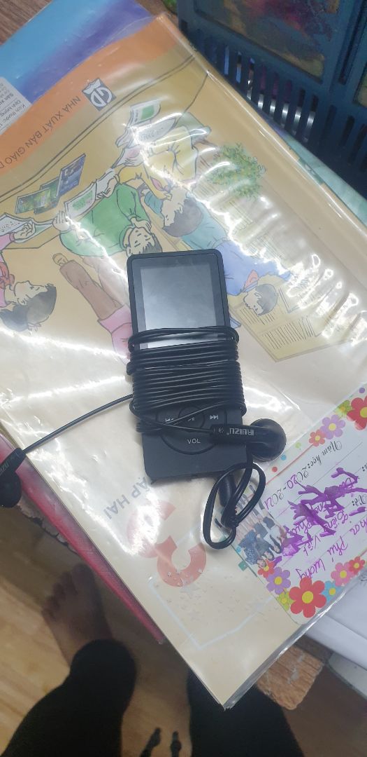 hàng đẹp nghe tốt nhưng tai nghe hơi dễ hỏng nói chung là nếu cho trẻ em 8 tuổi trở xuống thì chắc chỉ dùng được 1 tuần r hỏng mà nói chung thì lỗi này chấp nhận được nên vẫn cho 5 sao