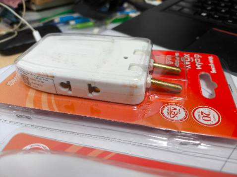 Tôi mua 2 cái. Cả 2 đều bị dính những vệt ố vàng gỉ sét như hàng cũ vậy, mặc dù đó là phần nhựa abs?! Nó không phải là dính ở bao bì trong suốt bên ngoài đâu nhe.