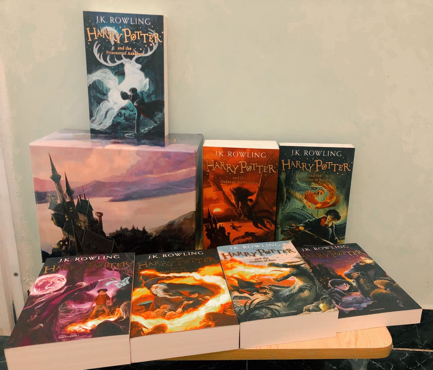 Mình nhận sách trong một buổi chiều mưa gió bập bùng, cứ lo không biết sách có làm sao không. Thật may là khi mở hộp mình cực cực cực kỳ hài lòng, sách mới, nhẹ, giấy đẹp, bìa in chữ nổi đẹp long lanh, thơm mùi sách mới. 7 cuốn sách này là một phần trong tuổi thơ mình, mãi iu! Cảm ơn Tiki đã cho mình một bộ sách trọn vẹn! ?